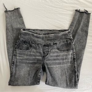 Rock & Republic “fever” pull on jeans